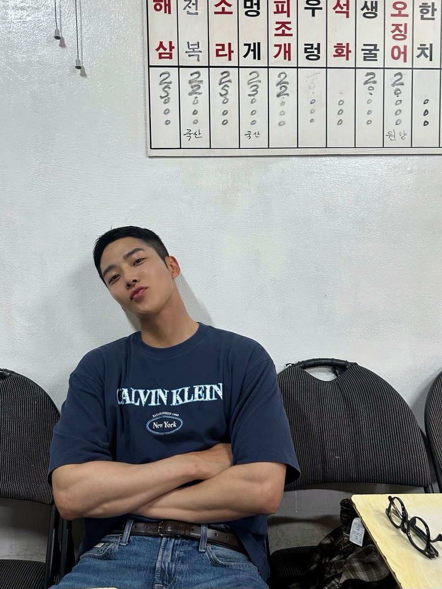 starRW9687's tweet photo. 운동 진짜 열심히 했네 
전완근 예술이다 석우야 https://t.co/CRxJ8SQEap