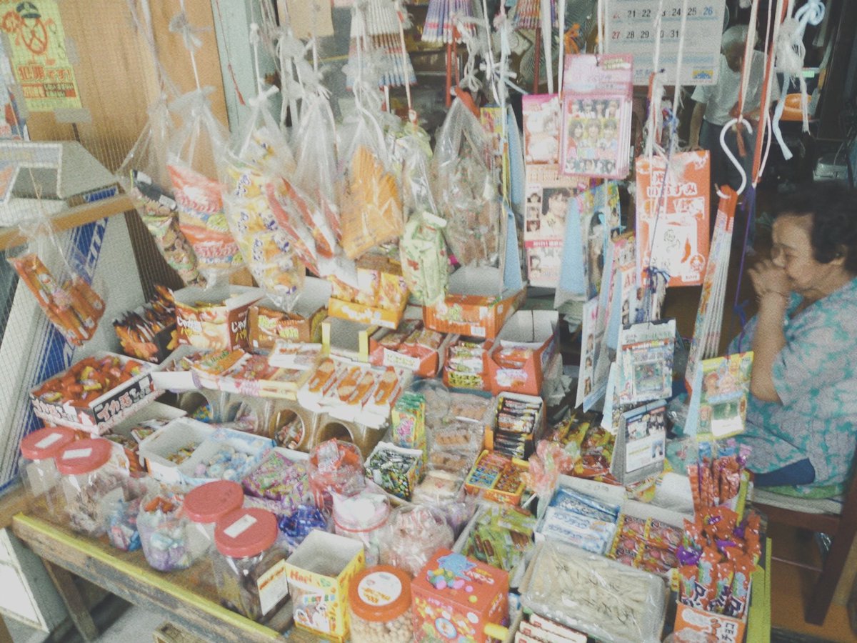 nekorogaru2026's tweet photo. 懐かし投稿⑮ 今回はザ・昭和の「いっせんまちやー」です！アラフォーまで覚えてるかな？カーラヤーに所狭しとお菓子が並べられた子供にとってのオアシスでしたね笑「一銭」ではなく「1セント」が由来。懐かしいですね！アナタの地域にもありましたか？

懐かしい動画公開中！
プロフよりご覧下さい！ https://t.co/3BnnWAnjjc