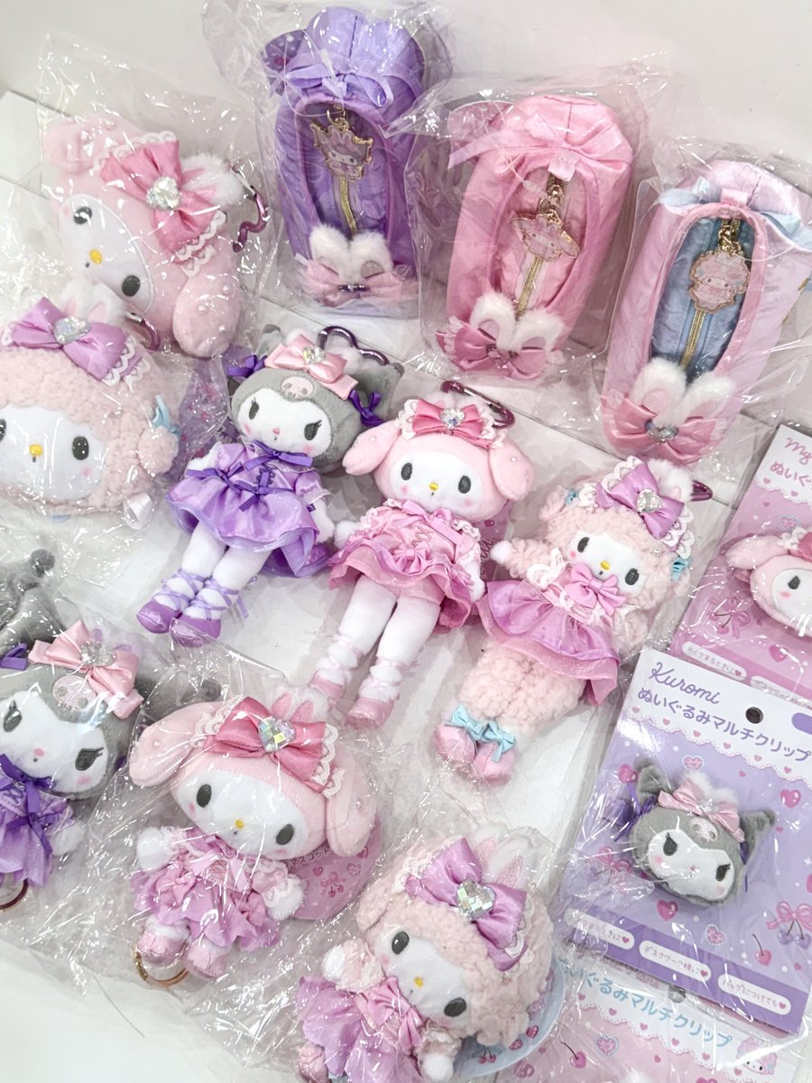 chiE_store's tweet photo. 🎀산리오 버니즈 발레리나 시리즈 입고🎀

너무너무 귀여운.. 제 취향 가득 시리즈 입고 되었습니다 🥹💗

마이멜로디, 피아노, 쿠로미가 리본 가득한 발레리나 무드 시리즈로 나왔어요!
이 친구들로는 처음으로 발매된 롱다리 마스코트!! 같이 입고 되었습니다 >.<

입고 목록

- 발레리나 시리즈 롱다리 마스코트 키링 3종
- 발레리나 시리즈 릴 마스코트 키링 3종
- 발레리나 시리즈 페이스 거울미러 키링 3종
- 발레리나 시리즈 페이스 헤어클립 3종
- 발레리나 시리즈 발레슈즈 파우치

택배 DM주문 가능❣️