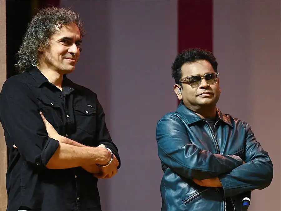 Its_CineHub's tweet photo. SHAME ON THOSE CRITICS who rated #MainVaapasAaunga negatively for the obvious reasons you already know 😉🔥

Meanwhile, the AUDIENCE has given its verdict loud and clear:

⭐️ 1st Day – 1 CR Net
⭐️ 6th Day – 1.80 CR Net

And seeing this trend, the 2nd Weekend is easily set to be BIGGER than the 1st Weekend ✅ It is going VIRAL on Instagram with people calling it the MOST EMOTIONAL FILM they have watched in a while !!