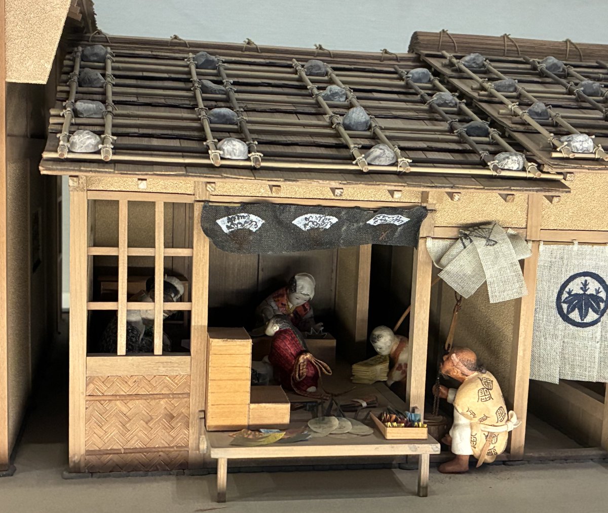 Nintsurukabe's tweet photo. 京都文化博物館に室町時代の京の扇屋あってアツかった https://t.co/50FxSsTYP1