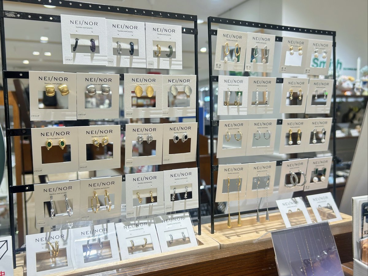 smith_machida's tweet photo. ただいま当店では6月28日(日)まで「NEI/NOR POP UP FAIR」を開催中です！
密着性・耐食性・耐摩耗性に優れており汗や水にも強く、長くご愛用いただけるアクセサリーです。
イヤリングやイヤカフなど、いつもはお取り扱いのないラインナップも今だけご用意しています◎
ぜひこの機会にご覧ください。 https://t.co/hpEsldXOu7