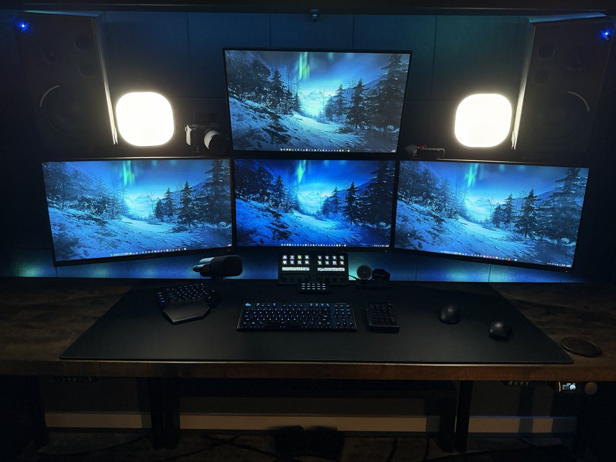 itsMadStrike's tweet photo. The @elgato Wave XLR Pro is arguably the best product they have ever put out. Bravo. Also shoutout to @nuttylmao for the desk mount for it. Got it tucked away and controlling a dual pc setup with 2 steam deck + https://t.co/uIDfeibAtK