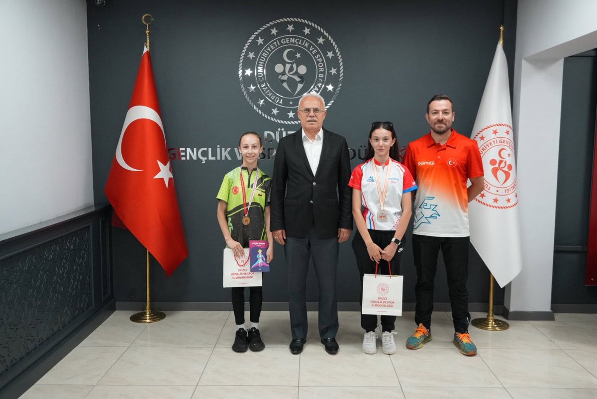 GSB_Duzce's tweet photo. Oryantiringde elde ettikleri başarılarla Düzce'mizi gururlandıran sporcularımız Zeynep Öz ve Zeynep Şeyma Arslan, antrenörleri Fatih Öztürk ile birlikte İl Müdürümüz Zekeriya Arslantürk’ü ziyaret etti. 

Sporcularımızı tebrik ediyor, başarılarının devamını diliyoruz. 👏🏅 https://t.co/ptFLlueppx