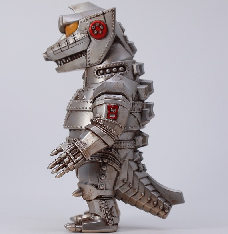 hakaba_gallery's tweet photo. 【ソフビ 情報】Devil Toysよりメカゴジラ（1974）が登場！
複雑な面構成の頭部や装甲に打ち込まれたリベットといったポイントを押さえつつ、頭部を大きく造形し愛嬌を加えて造形された見逃せない一品だ!
7月10日(金)より墓場の画廊ONLINE STOREにて受注開始。
https://t.co/UmUyA7v8vv https://t.co/3sKVIahNCH