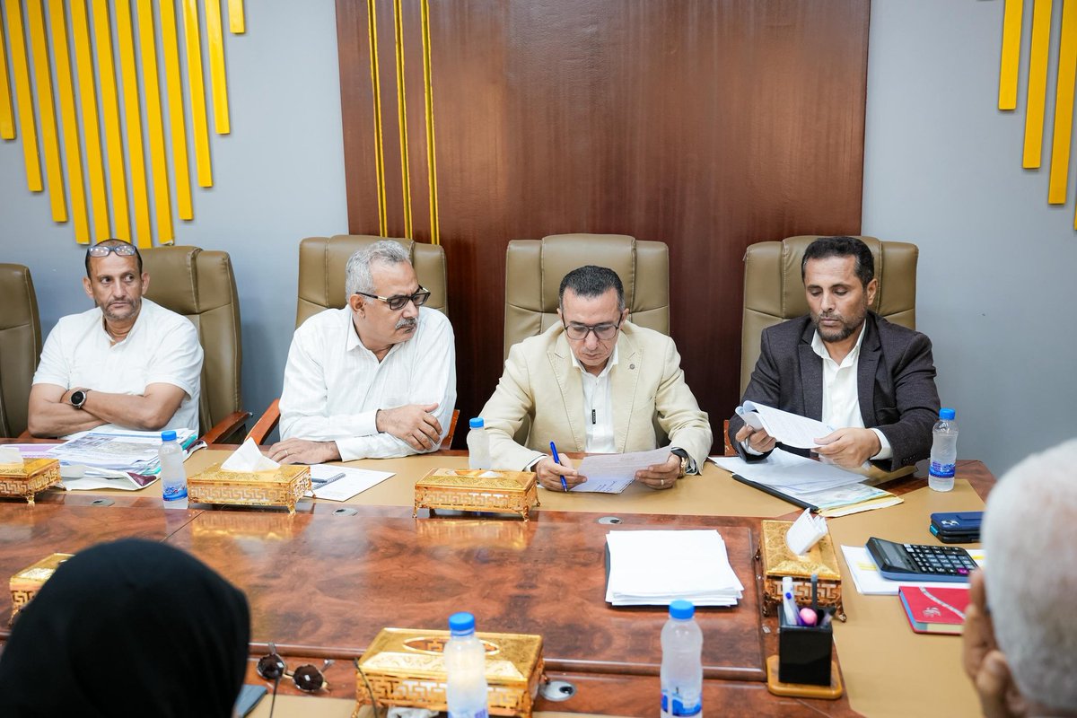 adenlocalgov's tweet photo. المحافظ شيخ يرأس اجتماعاً لمناقشة عدد من المشاريع في قطاعات المياه والأشغال والكهرباء وتطوير الجانبين المالي والإداري

عدن - خاص

ترأس وزير الدولة، محافظ العاصمة عدن، عبد الرحمن شيخ، اجتماعاً ضم مديري مكاتب التخطيط والتعاون الدولي، والمالية، والأشغال العامة والطرق، ومؤسستي المياه والصرف الصحي والكهرباء بالعاصمة.

وخلال الاجتماع، الذي حضره وكيلا المحافظة محمد سعيد المفلحي وغسان الزامكي، جرى استعراض عدد من المشاريع ذات الأولوية، أبرزها مشروع إنشاء محطة لتحلية المياه في منطقة البرزخ، ومحطة تحلية أخرى في مديرية صيرة، إضافة إلى بحث السبل الممكنة لتوفير المواد والمعدات اللازمة لتشغيل وصيانة منظومة الكهرباء.

كما استعرض الاجتماع مصفوفة من المشاريع المتعلقة بحفر الآبار وتنفيذ أعمال الإنارة في عدد من المواقع والمناطق ذات الأولوية، بما يسهم في تحسين مستوى الخدمات المقدمة للمواطنين.

ووقف الاجتماع أمام آليات تنفيذ المشاريع الممولة من المنظمات، حيث جرى التأكيد على أهمية تصويب وتطوير الأداء من خلال تعزيز التنسيق والتواصل مع الجهات المعنية، وتفعيل دور السلطة المحلية لمعالجة الاختلالات التي قد ترافق تنفيذ المشاريع، وضمان الالتزام بمعايير الجودة والكفاءة.

وتطرق الاجتماع إلى الإشكاليات المرتبطة بالحفريات وأعمال شق الطرق، حيث أكد المحافظ شيخ ضرورة تمكين مكتب الأشغال العامة والطرق من القيام بدوره في الإشراف والرقابة على هذه الأعمال، وضمان إعادة المواقع إلى وضعها السابق وفق المواصفات والمعايير الفنية المعتمدة.

وشدد الاجتماع على أهمية تحمّل جميع الجهات مسؤولياتها في تنفيذ المشاريع المستقبلية، ومنع تكرار تنفيذ الأعمال دون تخطيط مسبق أو تنسيق شامل بين الجهات ذات العلاقة.

وفي ختام الاجتماع، نوقشت الإجراءات الخاصة بمعالجة المستخلصات المالية السابقة والمعتمدة، إلى جانب استعراض الدراسات الخاصة بمشاريع الصرف الصحي التي نفذتها مؤسسة المياه والصرف الصحي، والتأكيد على تسليمها إلى مكتب التخطيط لاستكمال الإجراءات اللازمة بشأنها.