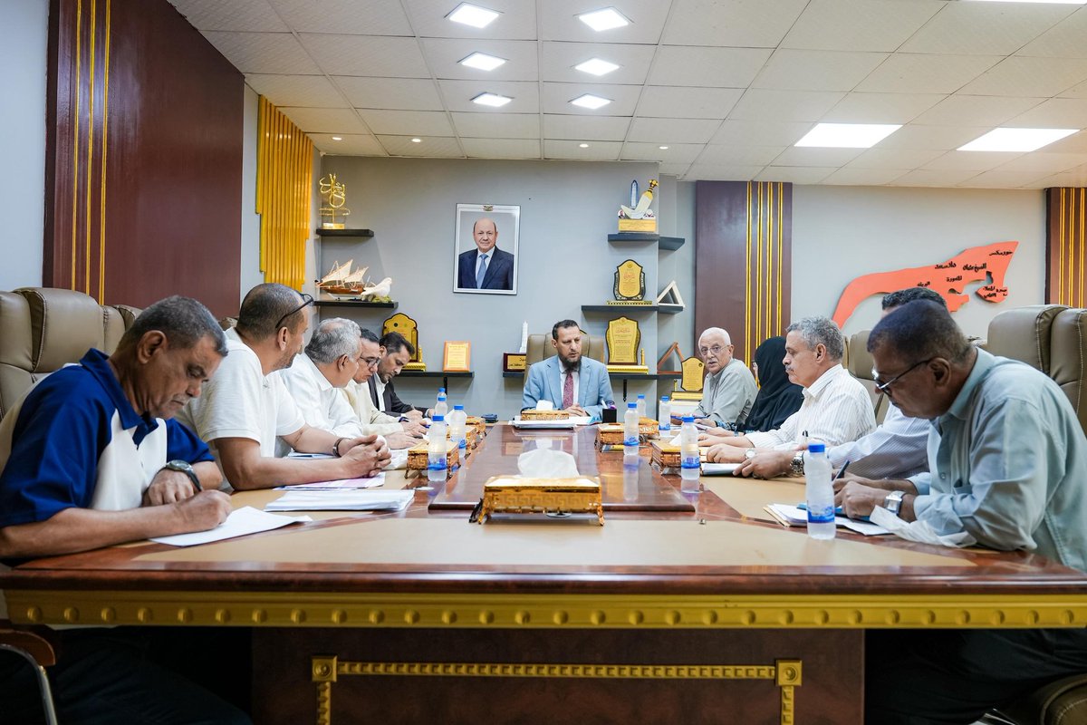 adenlocalgov's tweet photo. المحافظ شيخ يرأس اجتماعاً لمناقشة عدد من المشاريع في قطاعات المياه والأشغال والكهرباء وتطوير الجانبين المالي والإداري

عدن - خاص

ترأس وزير الدولة، محافظ العاصمة عدن، عبد الرحمن شيخ، اجتماعاً ضم مديري مكاتب التخطيط والتعاون الدولي، والمالية، والأشغال العامة والطرق، ومؤسستي المياه والصرف الصحي والكهرباء بالعاصمة.

وخلال الاجتماع، الذي حضره وكيلا المحافظة محمد سعيد المفلحي وغسان الزامكي، جرى استعراض عدد من المشاريع ذات الأولوية، أبرزها مشروع إنشاء محطة لتحلية المياه في منطقة البرزخ، ومحطة تحلية أخرى في مديرية صيرة، إضافة إلى بحث السبل الممكنة لتوفير المواد والمعدات اللازمة لتشغيل وصيانة منظومة الكهرباء.

كما استعرض الاجتماع مصفوفة من المشاريع المتعلقة بحفر الآبار وتنفيذ أعمال الإنارة في عدد من المواقع والمناطق ذات الأولوية، بما يسهم في تحسين مستوى الخدمات المقدمة للمواطنين.

ووقف الاجتماع أمام آليات تنفيذ المشاريع الممولة من المنظمات، حيث جرى التأكيد على أهمية تصويب وتطوير الأداء من خلال تعزيز التنسيق والتواصل مع الجهات المعنية، وتفعيل دور السلطة المحلية لمعالجة الاختلالات التي قد ترافق تنفيذ المشاريع، وضمان الالتزام بمعايير الجودة والكفاءة.

وتطرق الاجتماع إلى الإشكاليات المرتبطة بالحفريات وأعمال شق الطرق، حيث أكد المحافظ شيخ ضرورة تمكين مكتب الأشغال العامة والطرق من القيام بدوره في الإشراف والرقابة على هذه الأعمال، وضمان إعادة المواقع إلى وضعها السابق وفق المواصفات والمعايير الفنية المعتمدة.

وشدد الاجتماع على أهمية تحمّل جميع الجهات مسؤولياتها في تنفيذ المشاريع المستقبلية، ومنع تكرار تنفيذ الأعمال دون تخطيط مسبق أو تنسيق شامل بين الجهات ذات العلاقة.

وفي ختام الاجتماع، نوقشت الإجراءات الخاصة بمعالجة المستخلصات المالية السابقة والمعتمدة، إلى جانب استعراض الدراسات الخاصة بمشاريع الصرف الصحي التي نفذتها مؤسسة المياه والصرف الصحي، والتأكيد على تسليمها إلى مكتب التخطيط لاستكمال الإجراءات اللازمة بشأنها.