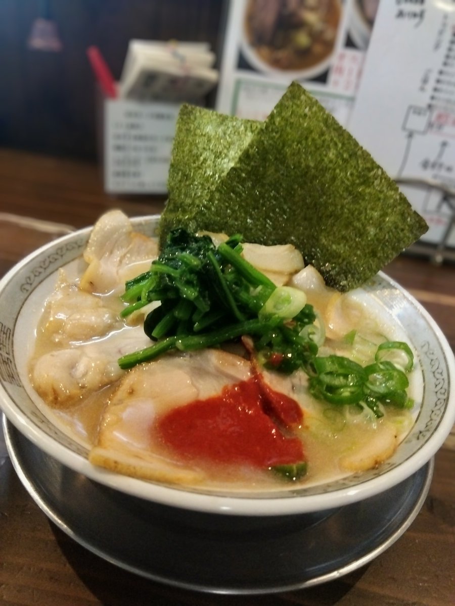 takionnext's tweet photo. 愛知県名古屋市中川区
達磨食堂　ラーメンとカレーの二刀流
家蘭 (並)　　辛マシ
MIE DUROCの肉マシ
替玉(半玉)

開店前の店内から漂う豚の香りから本日の豚の強さは別次元だと確信させたスープは甘旨でトロっとしたポタージュ😋

替玉をしたら全粒粉麺で着麺✨
もしかして最初からだったのかな…🤔 https://t.co/FyomZr098f