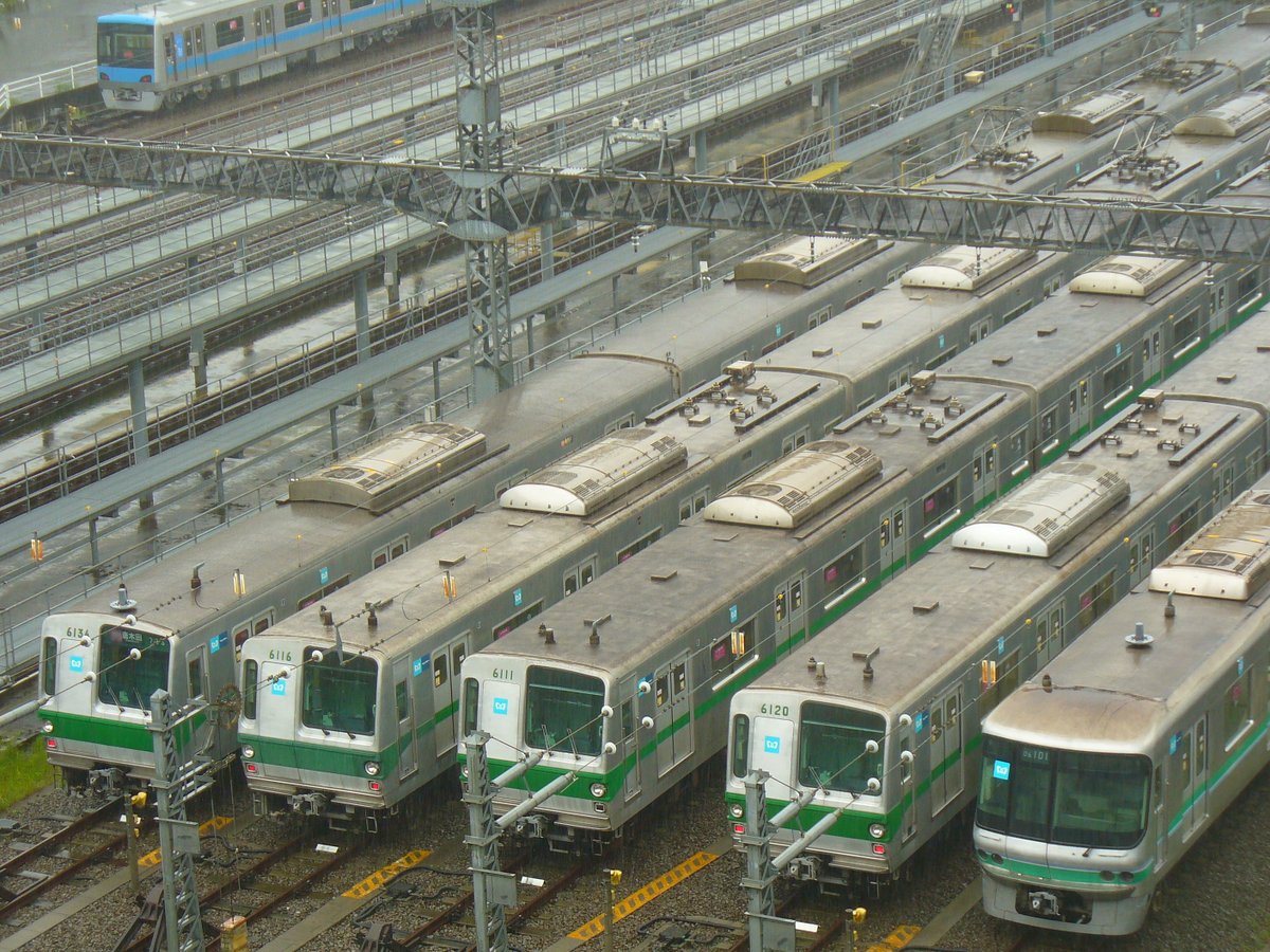 stride1091's tweet photo. #あんなゴロゴロいた時代が懐かしい
本当にゴロゴロいた電車の代表格といえばやはりこれ。

ドア窓はちっちゃくて子供の頃は見えないし、そのドアはデカい音で開閉するし、独特のチョッパの音はするし、これが35本もいるから確率的に1本しかいない06系になかなか乗れないし。

そんな頃が恋しい。 https://t.co/M3qHNEc9mq