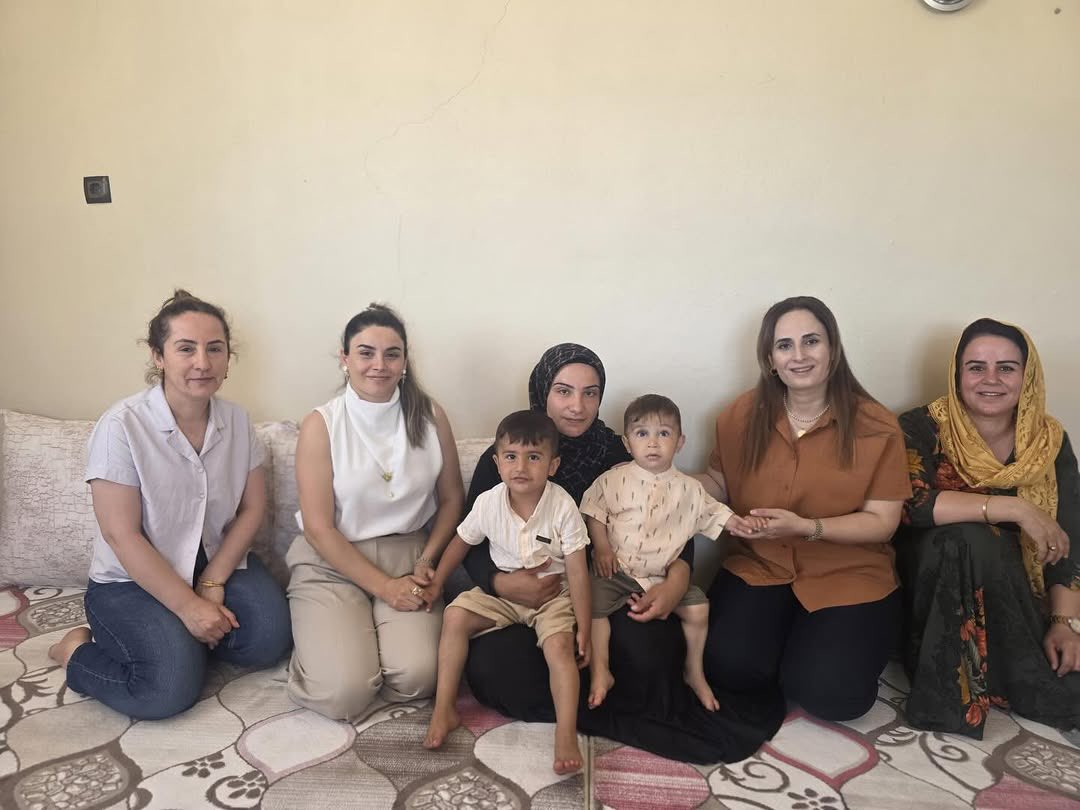semra_akyuzz's tweet photo. 📍Kadınlardan DMD kas hastası çocuklara ‘el emeği’ bağışı 

📌🗒️Çınar Belediyesi Kadın Politikaları Müdürlüğünün bu yılın başında açtığı ve 20 kadının katıldığı Örgü Teknikleri Atölyesi’ne katılan kadınlar, ürettikleri, el emeği ürünlerin satışından elde ettikleri 43 bin 400 TL’yi 2’si kardeş olmak üzere 3 DMD kas çocukların tedavisi için ailelerine bağışladı. Diyarbakır Büyükşehir Belediyesinin merkez ve dış ilçe belediyeleriyle ortaklaşa düzenlediği Kadın Emek ve Kültür Buluşması’nda stant açan kadın kursiyerler, atölye ürettikleri el emeği ürünler ile kolektif şekilde yaptıkları yemeklerden elde ettiği geliri DMD tedavisi gören 3 yaşındaki Âdem ve bir buçuk yaşındaki Yusuf Gülmüş’ün ailesi ile bir yaşındaki Kerem Balık’ın ailesine bağışladı. 

📌🗒️Satıştan elde edilen geliri teslim ettiği Çınar Belediyesi Kadın Politikaları Müdürlüğü çalışanları, Ağaçsever köyünde ikamet eden Gülmüş ailesi ile Çınar merkezde ikamet eden Balık ailesine teslim etti. İki aile arasında eşit şekilde bölüştürülen bağışları kabul eden Âdem ve Yusuf Gülmüş’ün anneleri Esen Gülmüş ile Kerem Balık’ın annesi Şehriban Balık, bağışlardan dolayı kadınlara teşekkür ederken, yardımseverlerden çocuklarının tedavisi için kendilerine destek olmasını istedi.

🟪 Jinan Bo Zarokên Nexweş ên Masûlkeyan (DMD) Bexşa “Heqdestê” Kirin 

📌🗒️Jinên ku beşdarî Kargeha Teknîkên Hûnandinê ya ku di destpêka vê salê de ji aliyê Gerînendetiya Polîtîkayên Jinan a Şaredariya Xana Axparê ve hatibû vekirin û 20 jin tê de cih digirtin, 43 hezar û 400 TL dahata ku ji firotina berhemên keda xwe bi dest xistine, ji bo tedawiya 3 zarokên nexweşên masûlkeyan (DMD) pêşkêşî malbatên wan kirin. Jinên kursiyer ên ku di “Hevdîtina Keda Jinê û Çandê” ya ku ji aliyê Şaredariya Bajarê Mezin a Amedê ve bi hevkariya şaredariyên navend û navçeyên derve hatibû lidarxistin de stand vekirin; dahata ku ji berhemên keda destan ên li Kargehê û ji xwarinên ku bi awayekî kolektîf çêkiribûn bi dest xistine, bexşî malbata Adem ê 3 salî û Yûsif Gulmuş ê sal û nîvî û malbata Kerem Balik ê yek salî kirin ku her sê zarok jî tedawiya DMD’ê û SMA dibînin. 

📌🗒️Xebatkarên Gerînendetiya Polîtîkayên Jinan a Şaredariya Xana Axparê, dahata firotinê radestî malbata Gulmuş a ku li gundê Baxşîneyê rûdine û malbata Balik a ku li navenda Xana Axparê rûdine kirin. Di navbera her du malbatan de ev bexş bi awayekî wekhev hat parvekirin. Dayika Adem û Yûsif, Esen Gulmuş û dayika Kerem Balik, Şehriban Balik ev alîkarî qebûl kirin û spasiya jinan kirin, her wiha bang li xêrxwazan kirin ku ji bo tedawiya zarokên nexweş piştgiriya wan bikin.
#sma #kerembalik #ademyusufgulmus #demcinar #ÇınarBelediyesi