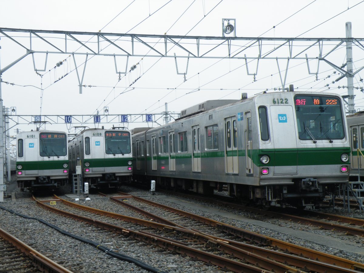 stride1091's tweet photo. #あんなゴロゴロいた時代が懐かしい
本当にゴロゴロいた電車の代表格といえばやはりこれ。

ドア窓はちっちゃくて子供の頃は見えないし、そのドアはデカい音で開閉するし、独特のチョッパの音はするし、これが35本もいるから確率的に1本しかいない06系になかなか乗れないし。

そんな頃が恋しい。 https://t.co/M3qHNEc9mq