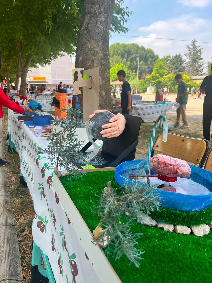 mkpilcemem's tweet photo. 🔔VAKTİ KUŞANMAK VE ÇEDES PROJELERİ YIL SONU SERGİSİ GERÇEKLEŞTİRİLDİ
Mustafakemalpaşa İlçe Millî Eğitim Müdürlüğü koordinesinde yürütülen “Vakti Kuşanmak” ve ÇEDES (Çevreme Duyarlıyım, Değerlerime Sahip Çıkıyorum) projeleri kapsamında hazırlanan yıl sonu sergisi… https://t.co/a4XhQa6tvQ