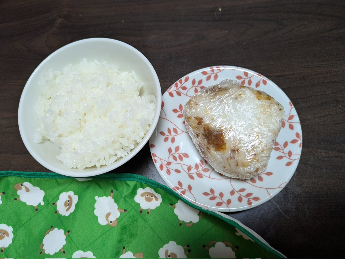 ROOMshirosaba's tweet photo. 👧復活したので、お鍋食べます🩷
ごはんとおにぎり両方食べるんだって🤣 https://t.co/zXxVXLhlBz