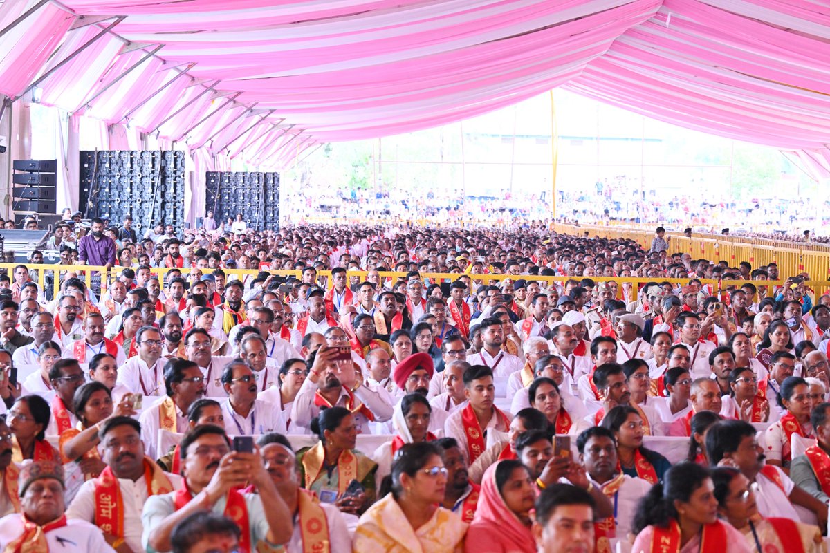 rashtrapatibhvn's tweet photo. President Droupadi Murmu graced the function ‘Empowerment of Tribal Society by Spiritual Awakening’ organised by Prajapita Brahma Kumaris Ishwariya Vishwa Vidyalaya at Betul, Madhya Pradesh. The President said that a balance between development and culture forms the foundation of a strong and prosperous society. Meaningful development is one which draws nourishment from our roots and core values while simultaneously strengthening them.