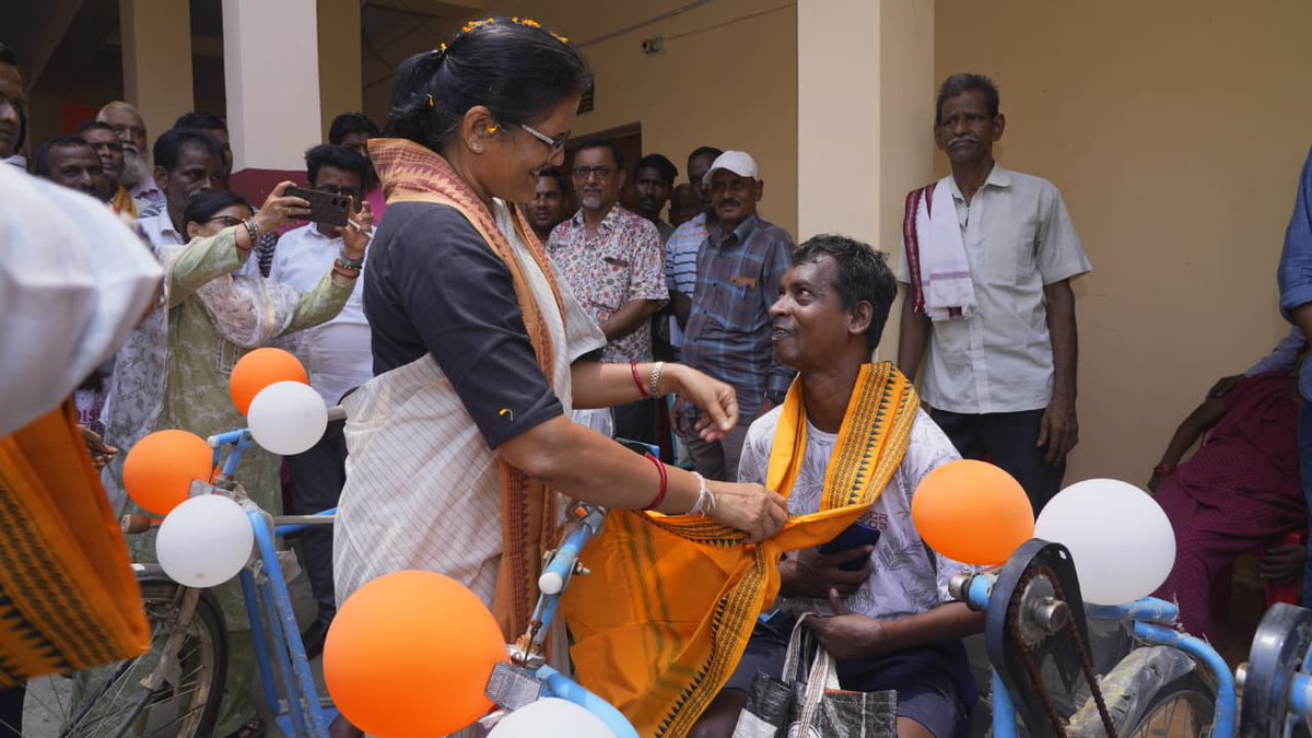 PravatiPOdisha's tweet photo. ଆମ ସରକାର ସମାଜର ପ୍ରତ୍ୟେକ ବର୍ଗର ସଶକ୍ତିକରଣ ଓ ସମାବେଶୀ ବିକାଶ ପ୍ରତି ସମର୍ପିତ।

ଲୋକଙ୍କ ସରକାରର ୨ ବର୍ଷ ପୂର୍ତ୍ତି ଅବସରରେ ଆଜି ନିମାପଡ଼ା ବ୍ଲକ୍ କାର୍ଯ୍ୟାଳୟଠାରେ ଆୟୋଜିତ ସ୍ୱତନ୍ତ୍ର କାର୍ଯ୍ୟକ୍ରମରେ ଦିବ୍ୟାଙ୍ଗମାନଙ୍କୁ ଟ୍ରାଇ ସାଇକେଲ୍ ବଣ୍ଟନ କରିବାର ସୁଯୋଗ ମିଳିଲା । ଏହି ଟ୍ରାଇ ସାଇକେଲ୍ ସେମାନଙ୍କ ଦୈନନ୍ଦିନ ଯାତାୟାତକୁ ସହଜ କରିବା ସହ ଆତ୍ମନିର୍ଭରଶୀଳ ଜୀବନଯାପନ ପାଇଁ ନୂଆ ଆତ୍ମବିଶ୍ୱାସ ଯୋଗାଇବ ।

#2YearsofLokankaSarakar #BikasharaDharaOdishaSara #Nimapada @narendramodi @PMOIndia @NitinNabin @blsanthosh @SamalManmohan7 @MohanMOdisha @CMO_Odisha @Manas_BJP
