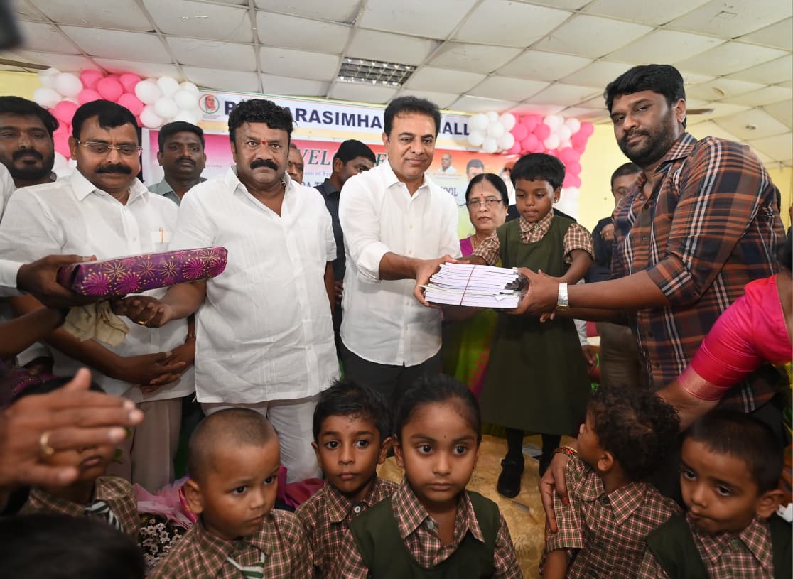 citizenspulse01's tweet photo. హైదరాబాద్లోని బేగంపేట బ్రాహ్మణవాడిలోని స్వామి రామానంద తీర్థ మెమోరియల్ స్కూల్ విద్యార్థులకు నోట్బుక్స్, స్కూల్ బ్యాగులు పంపిణీ చేసి, విద్యార్థులతో కలిసి మధ్యాహ్న భోజనం చేసిన బీఆర్ఎస్ పార్టీ వర్కింగ్ ప్రెసిడెంట్ కేటీఆర్
#KTR #BRSParty #Hyderabad #CitizensPulse https://t.co/ngOPPcwB9z