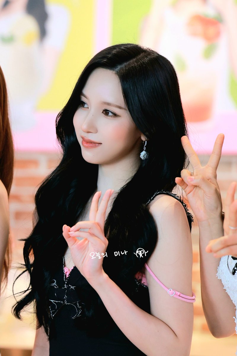 lovemenow_324's tweet photo. 260618 코코 샤인 에이드 맛이써
#TWICE #트와이스 #MINA #미나 #ミナ https://t.co/GkTA7updJU