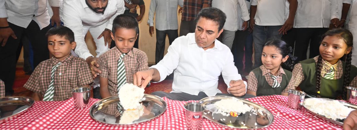 citizenspulse01's tweet photo. హైదరాబాద్లోని బేగంపేట బ్రాహ్మణవాడిలోని స్వామి రామానంద తీర్థ మెమోరియల్ స్కూల్ విద్యార్థులకు నోట్బుక్స్, స్కూల్ బ్యాగులు పంపిణీ చేసి, విద్యార్థులతో కలిసి మధ్యాహ్న భోజనం చేసిన బీఆర్ఎస్ పార్టీ వర్కింగ్ ప్రెసిడెంట్ కేటీఆర్
#KTR #BRSParty #Hyderabad #CitizensPulse https://t.co/ngOPPcwB9z