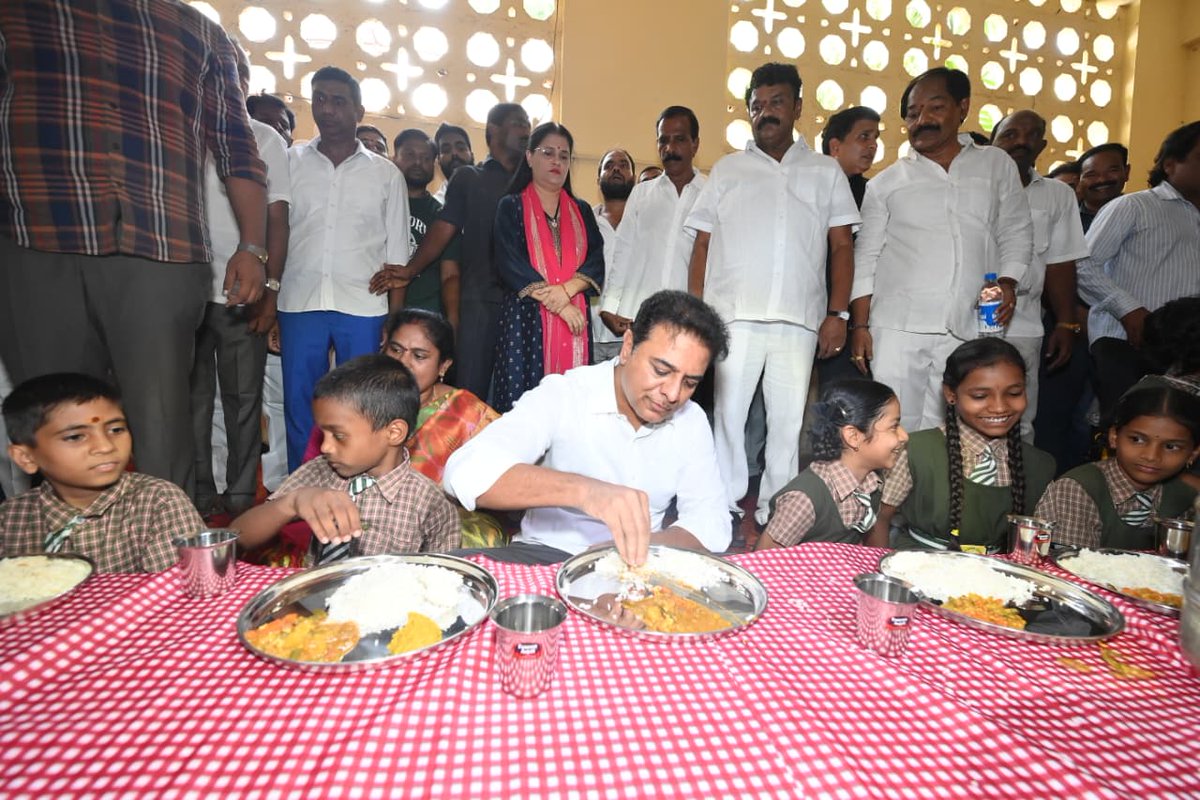 citizenspulse01's tweet photo. హైదరాబాద్లోని బేగంపేట బ్రాహ్మణవాడిలోని స్వామి రామానంద తీర్థ మెమోరియల్ స్కూల్ విద్యార్థులకు నోట్బుక్స్, స్కూల్ బ్యాగులు పంపిణీ చేసి, విద్యార్థులతో కలిసి మధ్యాహ్న భోజనం చేసిన బీఆర్ఎస్ పార్టీ వర్కింగ్ ప్రెసిడెంట్ కేటీఆర్
#KTR #BRSParty #Hyderabad #CitizensPulse https://t.co/ngOPPcwB9z
