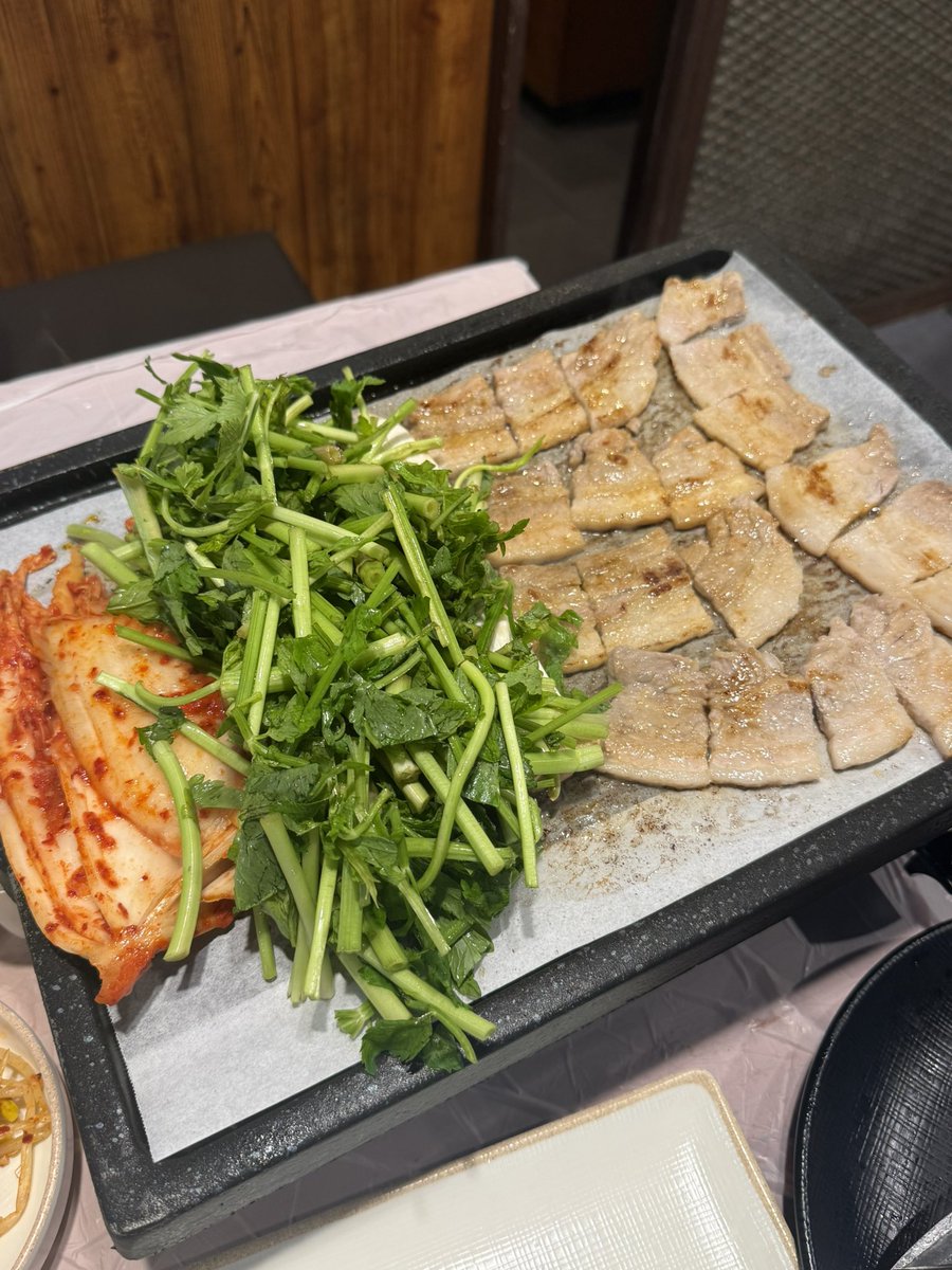 codinggils's tweet photo. 미나리 무한리필 / 소주 2500원 ‘미나리돼지집’

미나리 무한리필, 된찌 서비스, 영수증이벤트로 묵사발 or 아이스크림 주는 곳이 있다?

진짜 있었음. 거기에 볶음밥도 맛있고 지금 소주도 2500원 이벤트중

갈 거면 얼른 가세요! 맛도 보장

#삼겹살 #고기집 #미나리돼지집 https://t.co/F4Z5pS9UnR