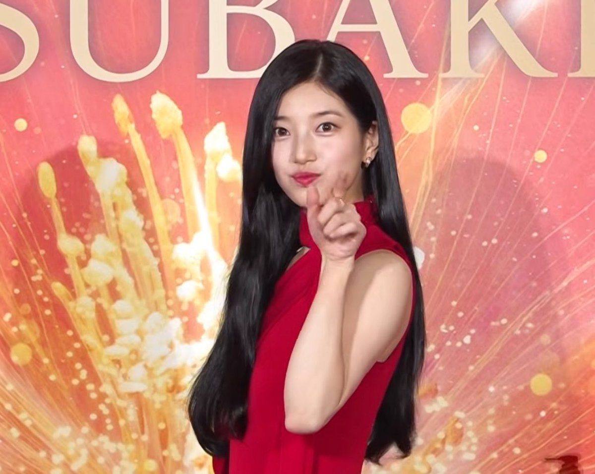 suzy8ae's tweet photo. LUCU BGT GEMESSS!!! aku suka deh sama looks suzy di event tsubaki ini 🥹❤️ no more nude lipstick! red is her color https://t.co/FrP3PH7Qxw
