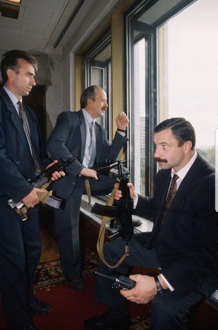 HistorylandHQ's tweet photo. KGB agents in Moscow during the Russian constitutional crisis of 1993 https://t.co/JhVUON0Khm