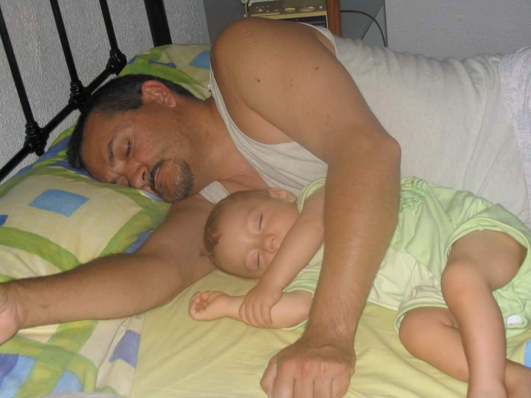 alvericus's tweet photo. Hoy, este chiquitín que duerme la siesta con su papi, cumple 23 años. Feliz cumpleaños Alberto, eres lo mejor que me ha pasado en mi vida. Te quiero muchísimo y te querré siempre. https://t.co/p3hz8IZ6Hr