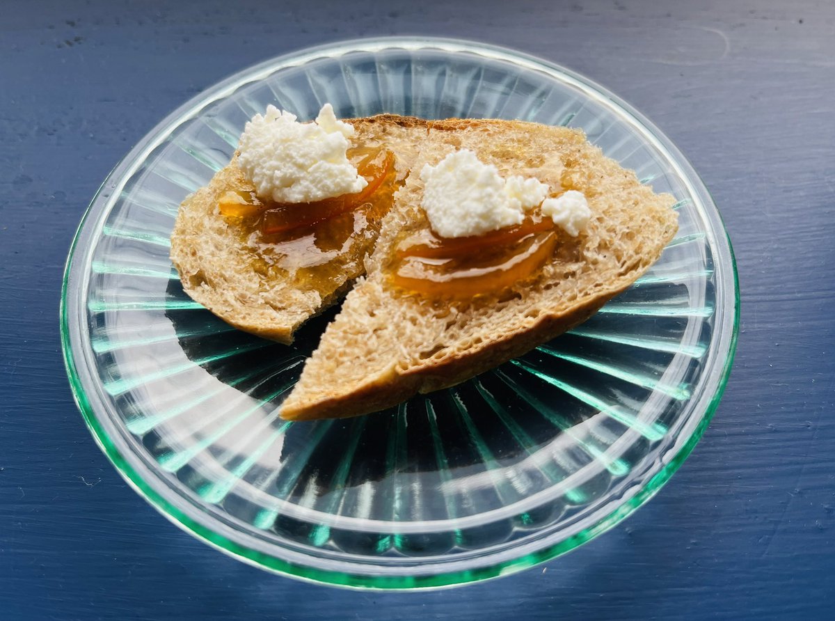 hello_asatte's tweet photo. 🍊受賞マーマレード入荷しました🥖

世界的なマーマレード品評会
「ダルメイン・ワールド・マーマレードアワード 2026」で
銀賞を受賞したマーマレードです。
パッションフルーツを使った
華やかな香りと爽やかな酸味。
甘酸っぱさとチーズのやさしいコク。
意外と日本酒にもよく合います🍶
17時OPENです😊