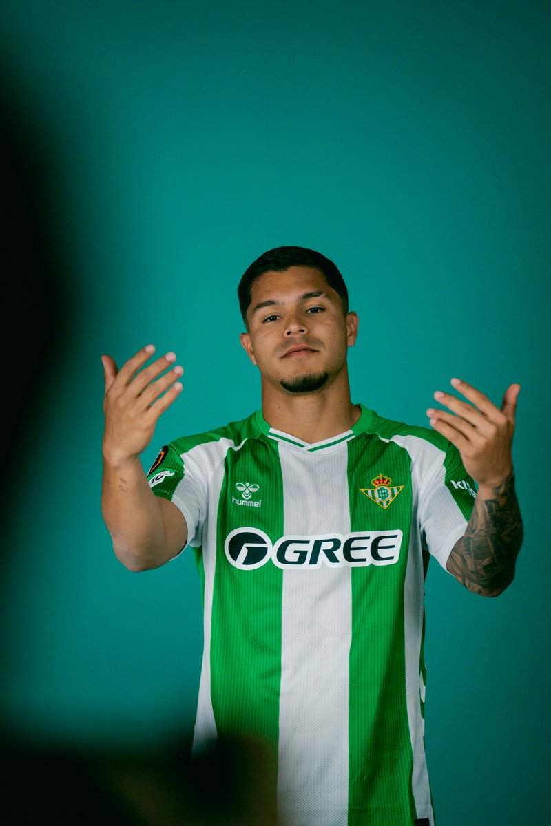 RealBetis_en's tweet photo. So, it seems that the world is discovering now how good Cucho Hernández is 😉 https://t.co/h9nTTQ22rZ