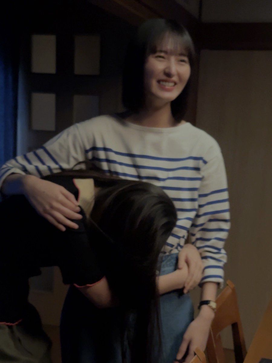 nogizaka46's tweet photo. サッポロ一番公式YouTubeにて、『#姉といつまでも』第10話が公開されました🍜

さくらからの頭コツンを嘘でも「嬉しくない」と言えなかったなぎですが、このシーンはみつきのアドリブです🤭

ちなみに4枚目は、ウサギを持ったさくなぎを見て「私もウサギになりたい…」とボソッと呟いたみつきのリクエストに答えました🫶

https://t.co/ymYbXJTRM6

#乃木坂46
#遠藤さくら #井上和 #瀬戸口心月