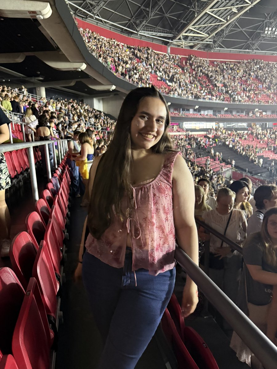 clameetsworld's tweet photo. Hey @HSHQ tomorrow we’ll be in Wembley for the very first time and I’d love to be one of the photographers for the night!! We travelled from São Paulo to Amsterdam in 2023, and now to London to see Harry, and will be in Front GA North tomorrow 🪩💗 #TogetherTogetherLondon https://t.co/0g6Q2rBQyv