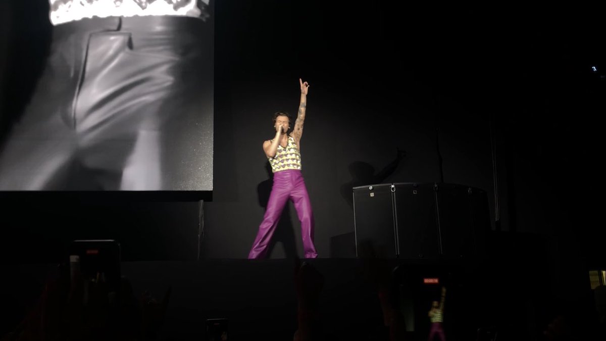 clameetsworld's tweet photo. Hey @HSHQ tomorrow we’ll be in Wembley for the very first time and I’d love to be one of the photographers for the night!! We travelled from São Paulo to Amsterdam in 2023, and now to London to see Harry, and will be in Front GA North tomorrow 🪩💗 #TogetherTogetherLondon https://t.co/0g6Q2rBQyv