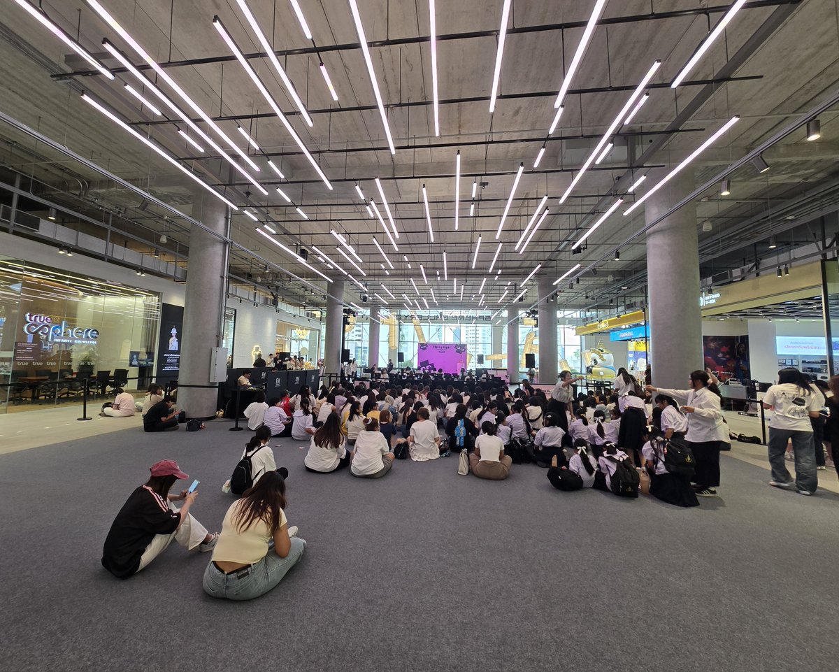 mommypashi_'s tweet photo. ในงานยังมีพื้นที่อยู่นะคะ ต้องการคนมาจับจองจำนวนม้ากกกกกกก

16.00-17.00 น. ใครว่าง มาให้กะลัมใจเอเอที่ emshpere ชั้น 2 ได้น้าาา 🥹

#FlyingTigerxAA
#FirstFlightWithAA https://t.co/FF6cFvWebr