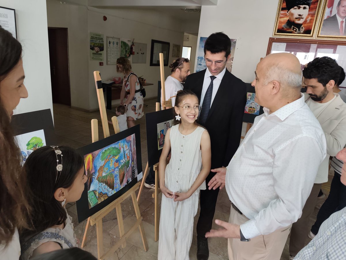 alaplimem's tweet photo. Alaplı BİLSEM Öğrencilerinden Göz Kamaştıran Yıl Sonu Sergisi!

Alaplı Bilim ve Sanat Merkezi (BİLSEM) resim ve yetenek alanı öğrencileri, yıl boyunca büyük bir emek ve özveriyle hazırladıkları görsel sanat çalışmalarını muhteşem bir sergiyle taçlandırdı. Hükümet Konağı giriş katında kapılarını açan sergi, sanatseverlerin beğenisine sunuldu.

İlçe Milli Eğitim Müdürümüz Cevat Çevik ve şube müdürlerimiz, geleceğin sanatçılarının elinden çıkan bu özel resim sergisini ziyaret ederek öğrencilerin heyecanına ortak oldular.

Sergiyi büyük bir ilgiyle gezen İlçe Milli Eğitim Müdürümüz Cevat Çevik, öğrencilerin fırçasından dökülen birbirinden değerli ve eşsiz resimleri tek tek inceledi. Öğrencilerle yakından ilgilenerek çalışmaları hakkında bilgi alan Çevik, sergilenen eserlerin derinliğinden ve öğrencilerin yeteneklerinden son derece etkilendiğini belirtti.

Ziyaretin sonunda bir açıklama yapan İlçe Milli Eğitim Müdürümüz Cevat Çevik, sanatın ve yaratıcılığın eğitimdeki önemine vurgu yaparak şunları söyledi:

"Öğrencilerimizin yıl boyunca gösterdikleri gayretin ve sahip oldukları yüksek yeteneğin bu muhteşem eserlere dönüştüğünü görmek bizler için büyük bir gurur vesilesi. Bu başarıda payı olan başta okul yöneticilerimiz olmak üzere, onlara rehberlik eden değerli öğretmenlerimizi ve bu eşsiz eserleri ortaya koyan sevgili öğrencilerimizi yürekten tebrik ediyorum."

@tcmeb @Yusuf__Tekin @uygarkeskin @cevatcevik67