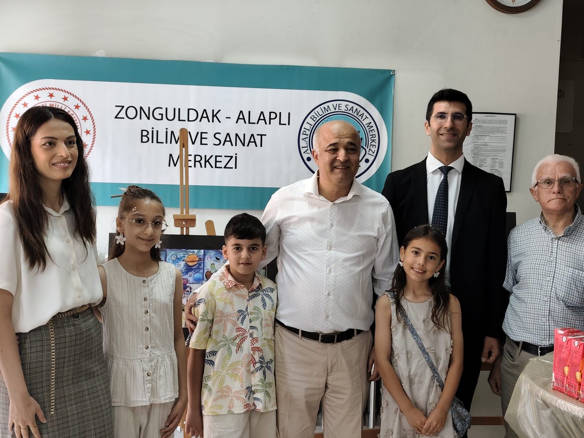 alaplimem's tweet photo. Alaplı BİLSEM Öğrencilerinden Göz Kamaştıran Yıl Sonu Sergisi!

Alaplı Bilim ve Sanat Merkezi (BİLSEM) resim ve yetenek alanı öğrencileri, yıl boyunca büyük bir emek ve özveriyle hazırladıkları görsel sanat çalışmalarını muhteşem bir sergiyle taçlandırdı. Hükümet Konağı giriş katında kapılarını açan sergi, sanatseverlerin beğenisine sunuldu.

İlçe Milli Eğitim Müdürümüz Cevat Çevik ve şube müdürlerimiz, geleceğin sanatçılarının elinden çıkan bu özel resim sergisini ziyaret ederek öğrencilerin heyecanına ortak oldular.

Sergiyi büyük bir ilgiyle gezen İlçe Milli Eğitim Müdürümüz Cevat Çevik, öğrencilerin fırçasından dökülen birbirinden değerli ve eşsiz resimleri tek tek inceledi. Öğrencilerle yakından ilgilenerek çalışmaları hakkında bilgi alan Çevik, sergilenen eserlerin derinliğinden ve öğrencilerin yeteneklerinden son derece etkilendiğini belirtti.

Ziyaretin sonunda bir açıklama yapan İlçe Milli Eğitim Müdürümüz Cevat Çevik, sanatın ve yaratıcılığın eğitimdeki önemine vurgu yaparak şunları söyledi:

"Öğrencilerimizin yıl boyunca gösterdikleri gayretin ve sahip oldukları yüksek yeteneğin bu muhteşem eserlere dönüştüğünü görmek bizler için büyük bir gurur vesilesi. Bu başarıda payı olan başta okul yöneticilerimiz olmak üzere, onlara rehberlik eden değerli öğretmenlerimizi ve bu eşsiz eserleri ortaya koyan sevgili öğrencilerimizi yürekten tebrik ediyorum."

@tcmeb @Yusuf__Tekin @uygarkeskin @cevatcevik67
