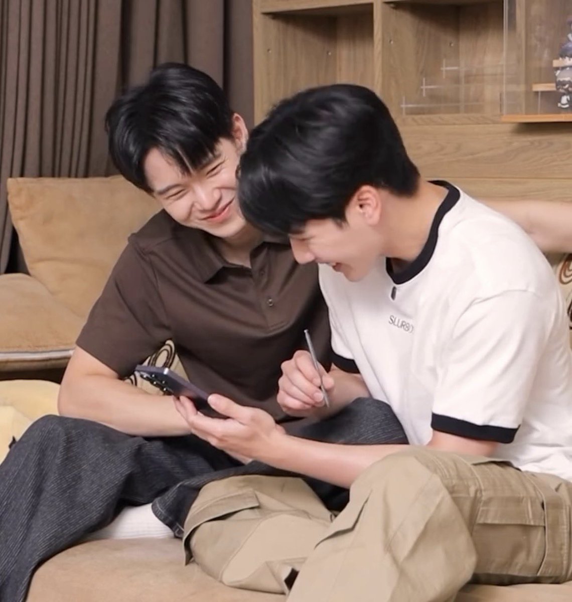 nachalucha_'s tweet photo. : เฮียดูสิ ๆๆ อันนี้หนูว่าดีเลยล่ะ 
: ตามใจหนูเลยล่ะ ถ้าหนูว่าดี เฮียก็ว่าดีค่ะ 

#GalaxyxYinWar
#yinyin_anw #warwanarat #หยิ่นวอร์ https://t.co/dX93sFfiio