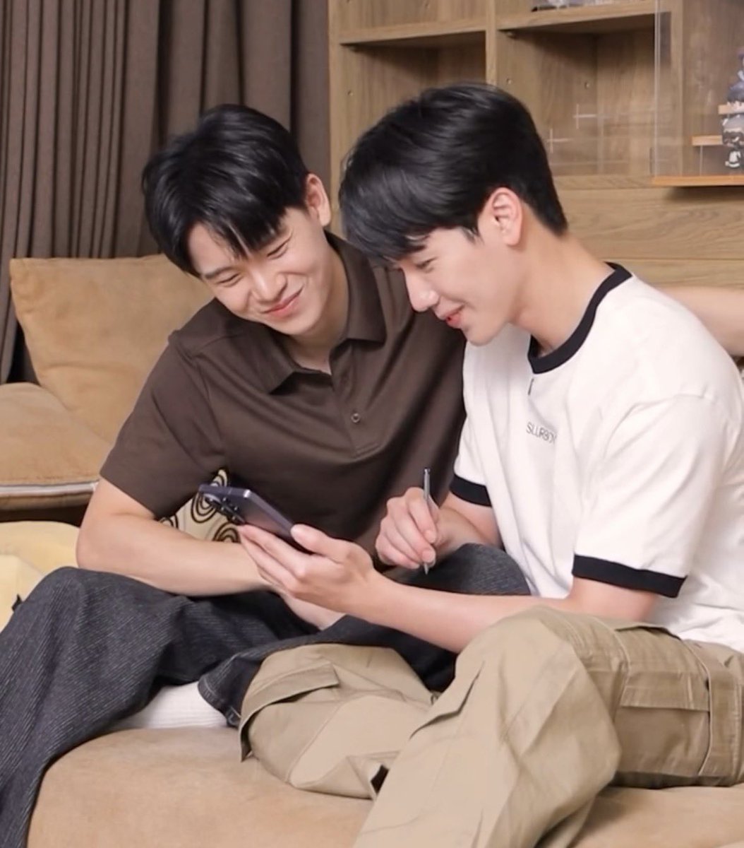 nachalucha_'s tweet photo. : เฮียดูสิ ๆๆ อันนี้หนูว่าดีเลยล่ะ 
: ตามใจหนูเลยล่ะ ถ้าหนูว่าดี เฮียก็ว่าดีค่ะ 

#GalaxyxYinWar
#yinyin_anw #warwanarat #หยิ่นวอร์ https://t.co/dX93sFfiio