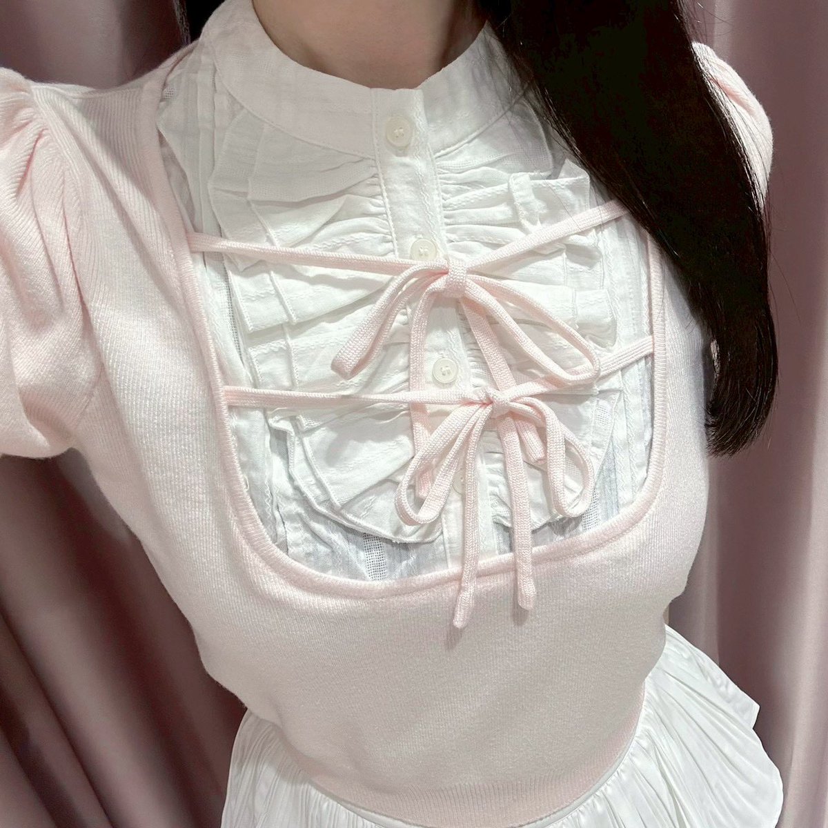 AnMILLEofficial's tweet photo. shop staff coordinate♪

本日は大阪店よりコーデを紹介いたします⟡

#フリルシャツレイヤードニット
 
color：PK / IBU / BK
price：￥8,900（taxin) 

胸元のダブルリボンがガーリーコーデに
ピッタリ𝜗𝜚
デニム合わもカジュアルになります⟡

Instagramも更新中です！
https://t.co/Og4ikun83r… https://t.co/QDhkPXn1ag