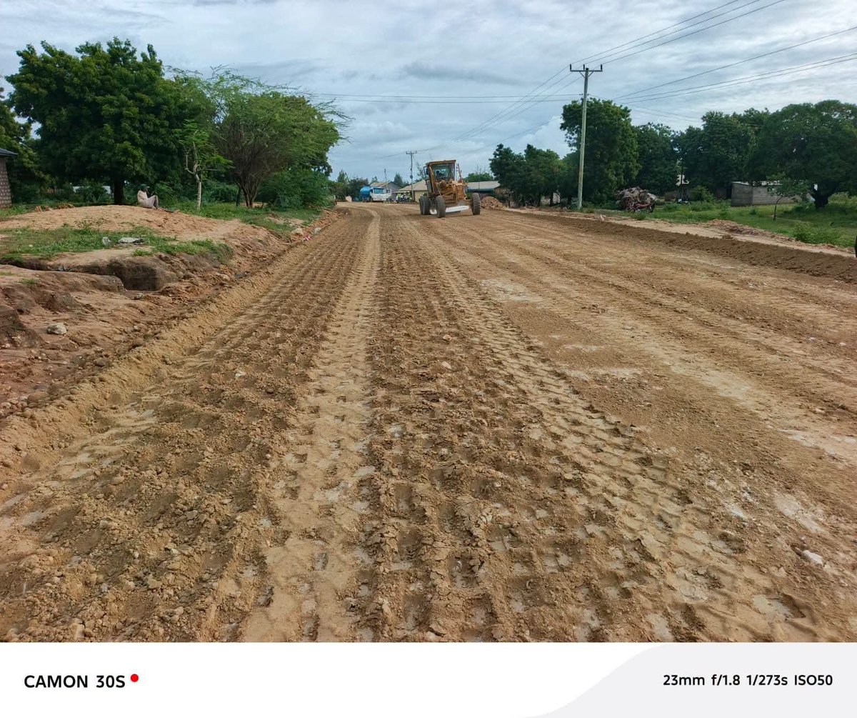 CoastDev's tweet photo. Mjanaheri Ngomeni Road 

On the road infrastructure front, works  are progressing steadily, with stabilization, processing and compaction of the sub-base layer ongoing. The improvements are set to enhance connectivity, ease transportation and support economic activities within the region.

Kenya Rural Roads Authority Malindi Kenya #ItalianCooperation #Kilifi #CDA