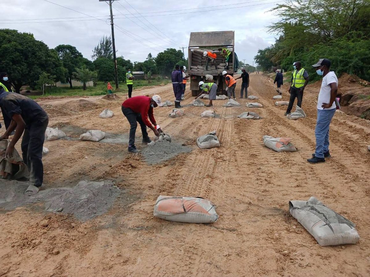 CoastDev's tweet photo. Mjanaheri Ngomeni Road 

On the road infrastructure front, works  are progressing steadily, with stabilization, processing and compaction of the sub-base layer ongoing. The improvements are set to enhance connectivity, ease transportation and support economic activities within the region.

Kenya Rural Roads Authority Malindi Kenya #ItalianCooperation #Kilifi #CDA