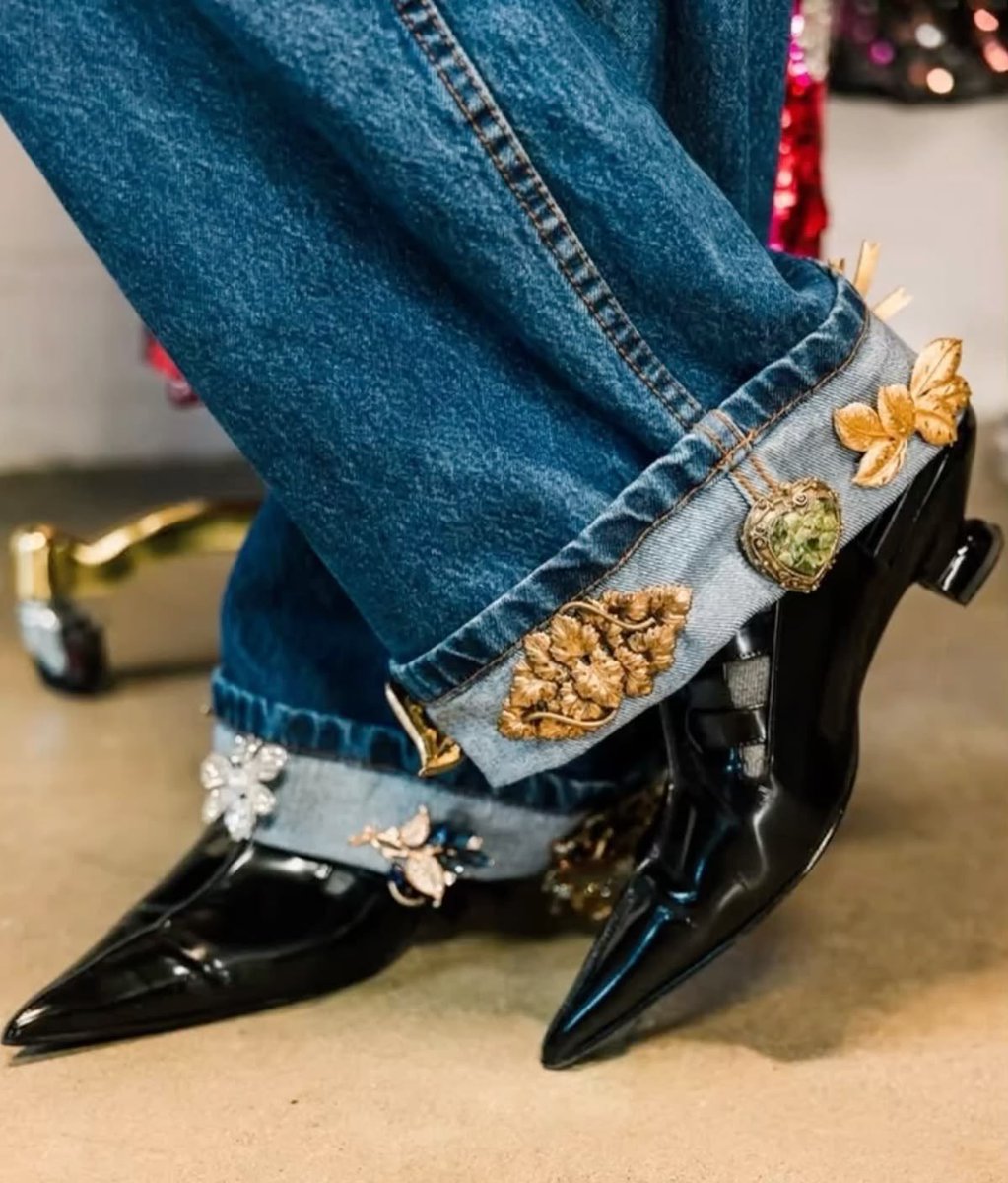 _littlegroves's tweet photo. accessorizing with brooches https://t.co/TayCPvRuH0