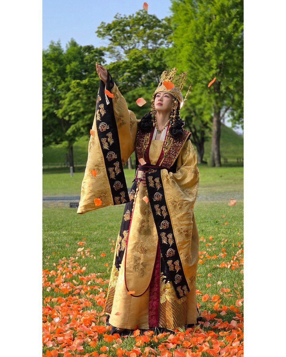blauesyoung's tweet photo. my first CRUSH in Korean Drama, Lee Yowon as Queen Seondeok 😭🧡

It's been almost 17 years— HOW CAN SHE HASN'T CHANGED AT ALL??!!! 

#이요원 #LeeYowon https://t.co/8Tqjf2qFPf