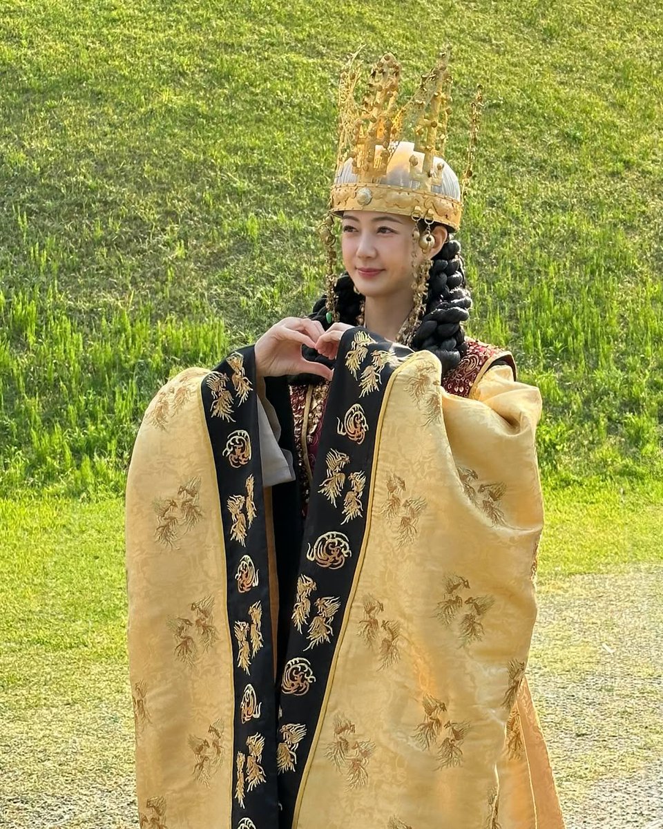 blauesyoung's tweet photo. my first CRUSH in Korean Drama, Lee Yowon as Queen Seondeok 😭🧡

It's been almost 17 years— HOW CAN SHE HASN'T CHANGED AT ALL??!!! 

#이요원 #LeeYowon https://t.co/8Tqjf2qFPf