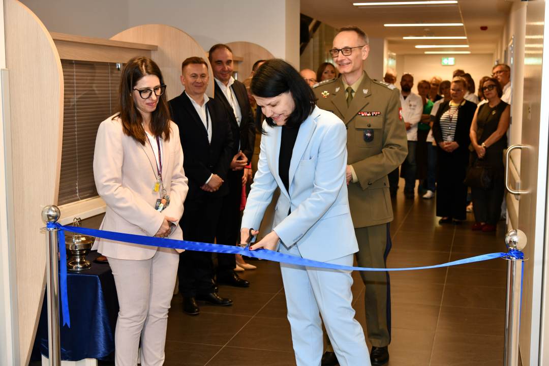 MZ_GOV_PL's tweet photo. W Zakładzie Radioterapii @WIMWarszawa oddano do użytkowania nowoczesną aparaturę diagnostyczną i terapeutyczną, która zwiększy możliwości leczenia pacjentów onkologicznych oraz podniesie jakość i bezpieczeństwo opieki. 🏥
W spotkaniu uczestniczyła wiceminister zdrowia @KaKacperczyk: Dzięki środkom z #KPO Wojskowy Instytut Medyczny dysponuje obecnie najnowocześniejszą aparaturą diagnostyki i leczenia onkologicznego w Polsce. Pacjenci mają dostęp do terapii zgodnych z najwyższymi europejskimi standardami – powiedziała. 
💰Inwestycje ze środków KPO, warte 80 mln zł przeznaczono na:
✅dwa akceleratory liniowe Varian TrueBeam, które umożliwiają prowadzenie radioterapii wysokiej precyzji, zwiększając skuteczność leczenia przy jednoczesnym ograniczeniu obciążenia zdrowych tkanek
✅ tomograf komputerowy GE Revolution Apex Plus, wyposażony w zaawansowane oprogramowanie i umożliwiający wykonywanie wysokorozdzielczych badań niezbędnych do precyzyjnego planowania leczenia
✅ rezonans magnetyczny GE Signa Voyager 1,5T, przeznaczony do zaawansowanej diagnostyki obrazowej i planowania radioterapii.