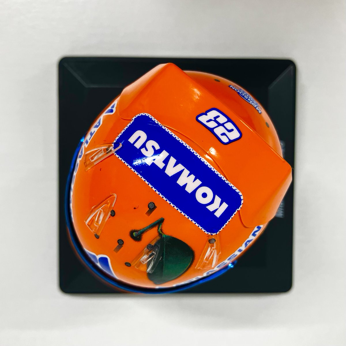 eurosports_shop's tweet photo. 飾るだけで絵になる、ウィリアムズの美しいヘルメット🧡🍃

アレクサンダー・アルボン 2025年 マイアミGP ウィリアムズ ヘルメット by スパーク 1/5スケール

▶️オンラインストアで販売中！
https://t.co/YcyzdFybOD

＃f1jp #AlexAlbon #WilliamsRacing #ミニチュアヘルメット #スパーク #SparkModel #1_5スケール #F12025 #マイアミGP #Albon #AlbonFans #AlbonCollection #F1グッズ #コレクションアイテム #飾れるグッズ #推し活