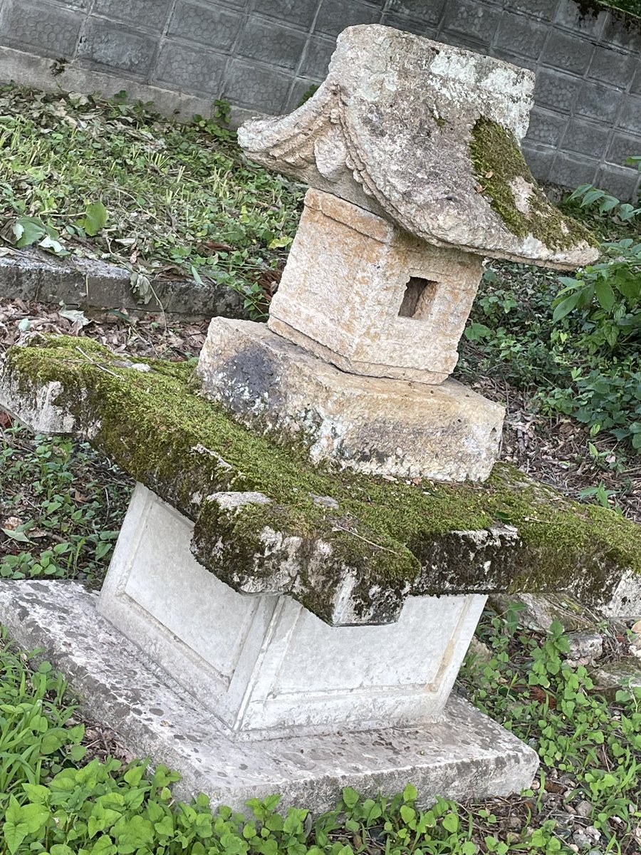 kurono5642's tweet photo. 山形の奥さんの実家なう

これは、奥さん実家の敷地内にある祠×2と生きてる井戸(水道から井戸水も出るとのこと) https://t.co/7vk9NPs3ZE