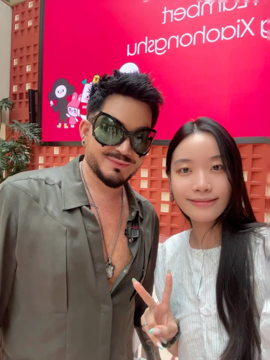 4Gelly's tweet photo. Adam  is also visiting Xiaohongshu today! 
"Warmly Welcome Adam Lambert visiting Xiaohongshu" 🖤🖤😍
"Ahhhhhh, it's Adam Lambert!!!
I was so excited I kept jumping around!!! He smelled so good… I told him I really liked him! He said thank you, it was an honor! He even spoke Chinese! We even hugged! [Done!] [Done!] [Done!] I'm not showering, I'm still savoring that hug… I can't concentrate on work right now" 
https://t.co/F36FMJy2WF