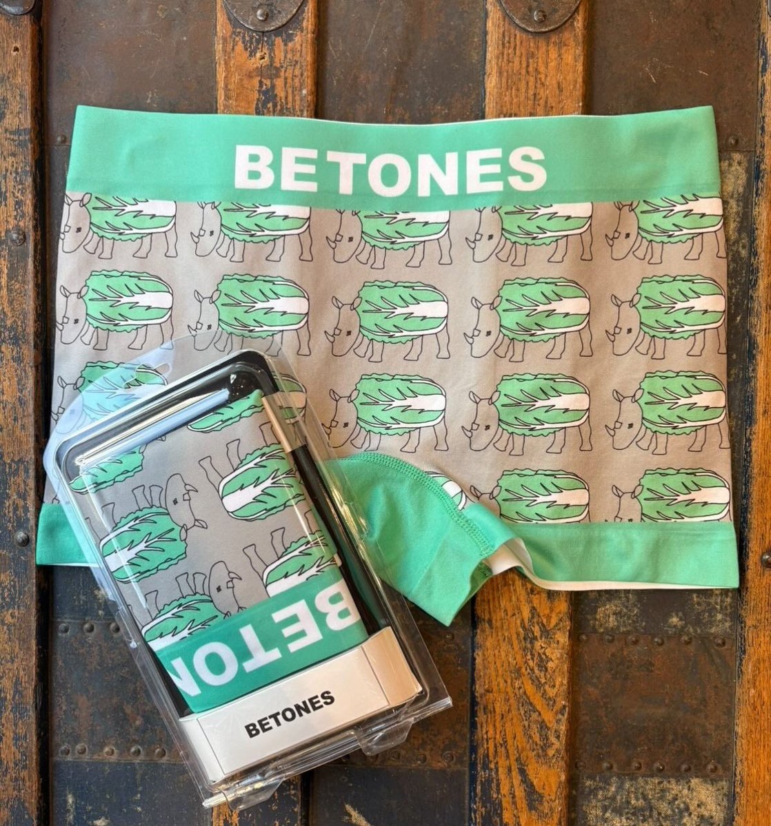 BetonesNamba's tweet photo. ーーーーー
本日も父の日にむけてBETONESより人気商品をピックアップいたしました✨✨

BETONESはストレッチの効いたフリーサイズになっておりますので、体に優しくフィットし快適な履き心地です❗️🩲

今年の父の日は履き心地にもデザインにもこだわってみませんか？

ぜひ店頭にてお確かめください💕 https://t.co/hzZ31EFLV1