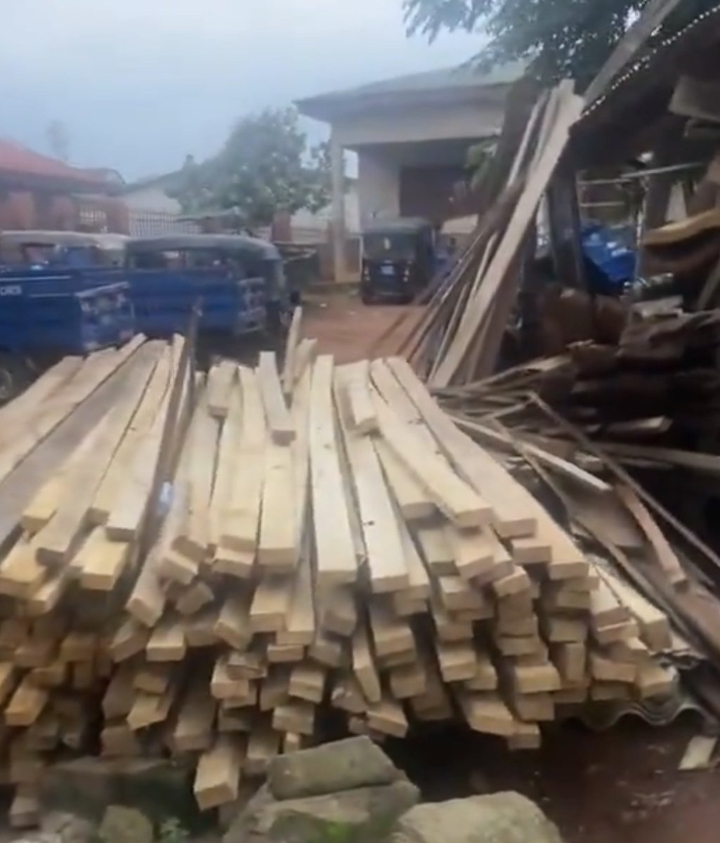SamNay007's tweet photo. 🚨 Caleb Yirenkyi scored the winning goal for Ghana to beat Panama 1-0.

Earlier, his father who works as a carpenter in Bechem mounted a photo of his son at his workshop in support of the player. 

A story written in the heavens. 🇬🇭 https://t.co/M9OOkBW6Fu