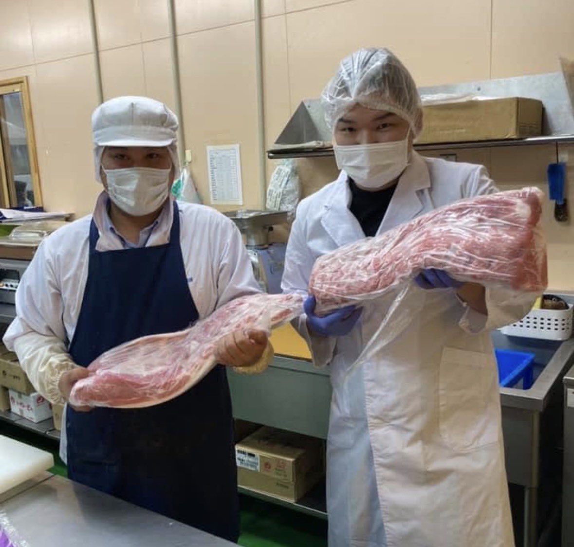 kazu271133's tweet photo. この度、高平精肉店さんのご厚意により、極上の仙台牛を仕入れさせていただきました！

見事なサシが入った美しいお肉を前に、スタッフ一同大興奮しております^_^

高平精肉店さん、いつも本当にありがとうございます！

この最高の素材を、最高の状態でお客様にお届けします。どうぞお楽しみに！

⚠️ツーショットの写真のお肉は宮城野Ｌポークです。

東京本店でやります^_^